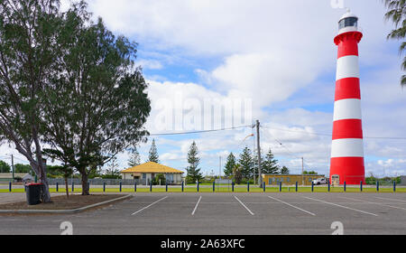 GERALDTON, AUSTRALIA -9 LUG 2019- Vista del punto di riferimento a strisce rosse e bianche Punto Faro di Moore sulla Coral Coast in Geraldton, Australia occidentale Foto Stock