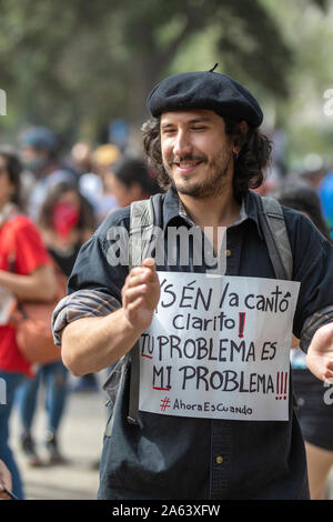 I nemici del governo cileno persone manifestanti ritratti a Santiago de Cile strade durante i recenti tumulti di ottobre nel centro della città Foto Stock