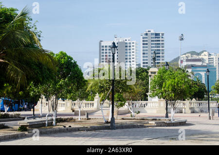 Paseo Bastidas, una passeggiata sul lungomare situato nei Caraibi città di Santa Marta Foto Stock