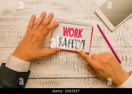 Segno di testo che mostra la sicurezza di lavoro. Business photo testo le politiche e procedure per garantire la salute dei dipendenti mano tenere nota la carta vicino a scrittura di EQ Foto Stock