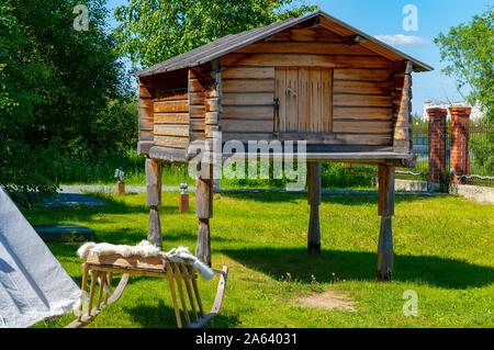 Log in legno magazzino sul log-gambe di popoli indigeni della Siberia. Vista frontale. Foto Stock