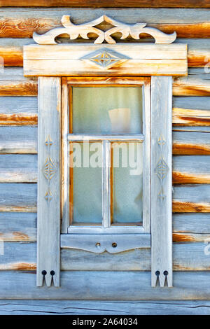 Finestra in un tronco di legno house. Vista frontale. Foto Stock