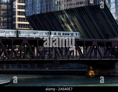 Vista di un treno CTA passando davanti a 150 North Riverside Plaza in Chicago, IL Foto Stock