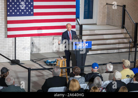West Point, Iowa, USA. 23 ottobre, 2019. Ex Vice Presidente Joe Biden ha organizzato una campagna presidenziale al rally di un centro eventi a West Point, Iowa, USA. Credito: Keith Turrill/Alamy Live News Foto Stock