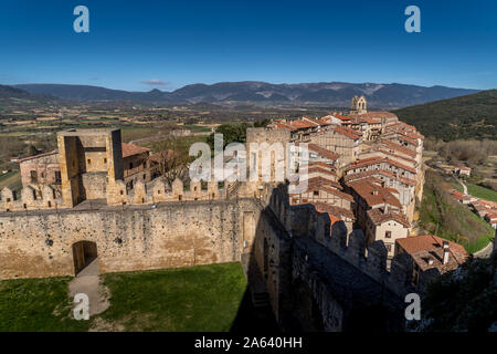 Antenna di Frias panorama del borgo medievale con il castello e il ponte fortificato vicino a Burgos in Castiglia e Leon Spagna Foto Stock