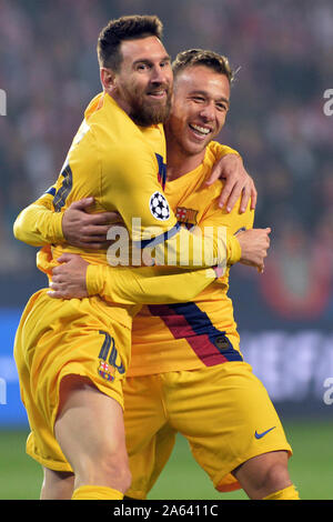 Praga, Repubblica Ceca. 23 Ott, 2019. LIONEL MESSI capitano (L) e ARTUR (8) di Barcellona celebrare dopo il primo punteggio obiettivo durante la UEFA Champions League, Gruppo F partita di calcio tra la Slavia Praga v FC Barcellona a Sinobo Stadium. Credito: Slavek Ruta/ZUMA filo/Alamy Live News Foto Stock