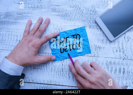 Segno di testo che mostra il tempo di disintossicazione. Business photo testo quando si purifica il corpo delle tossine o interrompere il consumo di farmaco mano tenere nota la carta vicino a scrivere equi Foto Stock