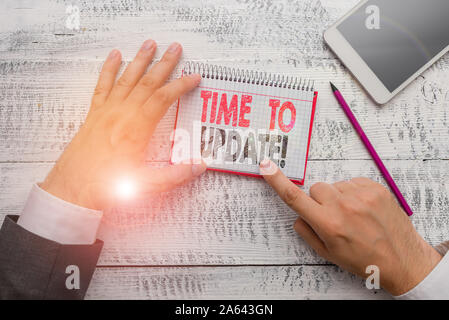 Segno di testo che mostra il tempo di aggiornamento. Business photo testo Questo è momento giusto per fare qualcosa di più moderno nuova mano tenere nota la carta vicino a scrivere equipme Foto Stock