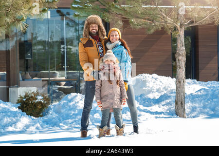 Vacanza invernale. Tempo per la famiglia insieme all'aperto avvolgente gioioso sorridente Foto Stock