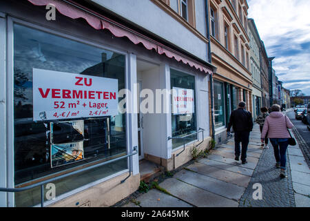 Bautzen, Germania. Xvii oct, 2019. Vacante il negozio nella città vecchia. Bautzen, alto sorabo Budy·in, è una grande città distretto nella parte orientale della Sassonia. La città si trova sul fiume Sprea e è la sede del distretto di Bautzen district, che è chiamato dopo di esso. Credito: Jens Büttner/dpa-Zentralbild/ZB/dpa/Alamy Live News Foto Stock