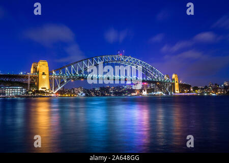 Sydney iconici Harbour Bridge di notte da Circular Quay. Sydney, NSW, Australia Foto Stock