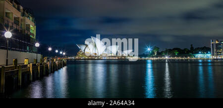 Sydney Opera House di Sydney e il Sydney Harbour da Circular Quay Foto Stock