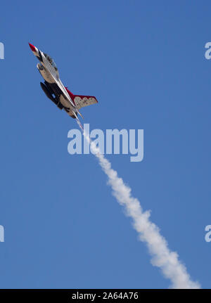 Thunderbird 6, U.S. Air Force F-16 jet da combattimento volato da magg. Michelle Curran, fa passare su Los Alamitos Army Airfield prima dello sbarco, Ottobre 3, 2019, a forze congiunte Training Base, Los Alamitos, California, per supportare il grande Airshow pacifico nelle vicinanze di Huntington Beach. La base funge da area di staging per manifestazione militare squadre e gli equipaggi degli aeromobili di eseguire nella mostra. (U.S. Air National Guard photo by Staff Sgt. Crystal Housman) Foto Stock