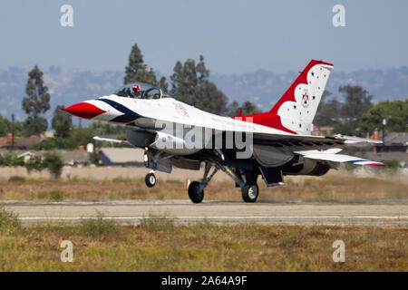 Thunderbird 5, U.S. Air Force F-16 jet da combattimento volato da magg. Matt Kimmel, atterra a Los Alamitos Army Airfield, Ottobre 3, 2019, sulle forze congiunte Training Base, Los Alamitos, California, per supportare il grande Airshow pacifico nelle vicinanze di Huntington Beach. La base funge da area di staging per manifestazione militare squadre e gli equipaggi degli aeromobili di eseguire nella mostra. (U.S. Air National Guard photo by Staff Sgt. Crystal Housman) Foto Stock