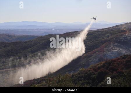 I pompieri spengono i punti caldi sul range 409A sul Marine Corps base Camp Pendleton, California, Ottobre 23, 2019. Vigili del fuoco da diverse parti della California sono venuti per aiutare a Camp Pendleton dei Vigili del Fuoco per assicurare il fuoco non diventi un pericolo per il personale e intorno a Camp Pendleton. (U.S. Marine Corps foto di Cpl. Megan Rose) Foto Stock