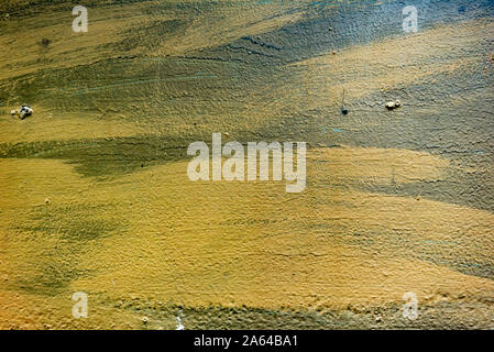 Texture in metallo con graffi e crepe che può essere utilizzata come sfondo Foto Stock