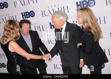 New York, Stati Uniti. 23 Ott, 2019. (L-r) Tracy Pollan, Michael J. Fox, Ralph Lauren e Ricky Lauren frequentare(s) molto RALPH premiere del film tenutasi presso il Metropolitan Museum of Art di New York City. Credito: SOPA Immagini limitata/Alamy Live News Foto Stock