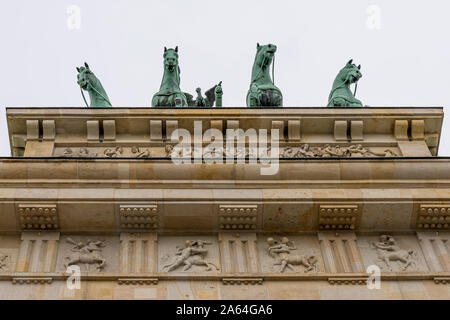 Dettaglio della Porta di Brandeburgo e la quadriga sopra di esso nel centro di Berlino, Germania, visto dal di sotto Foto Stock