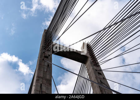 Moderno ponte di sospensione. Dettaglio della torre e cavi di acciaio. Barrios De Luna, Castiglia e Leon, Spagna. Foto Stock
