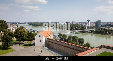 Danubio con SNP Ponte, della Rivolta Nazionale Slovacca, Ponte Vecchio e Ponte di Apollo, di fronte muro di castello, Bratislava, Slovacchia Foto Stock