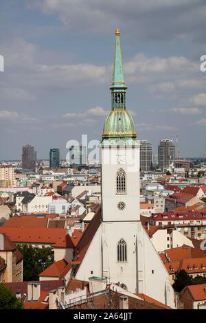 Vista città con San Martin's Cathedral, vista dalla collina del castello, Bratislava, Slovacchia Foto Stock