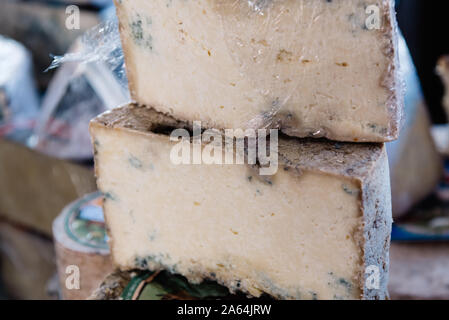 Carbales tradizionale spagnolo di formaggio artigianale da Asturie nel nord della Spagna Foto Stock