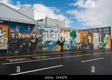 Murale, politico graffiti sul muro nella parte occidentale di Belfast, Belfast, County Antrim, Irlanda del Nord, Regno Unito Foto Stock