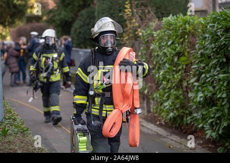 Vigile del fuoco con una maschera di protezione delle vie respiratorie in azione, Stoccarda, Germania Foto Stock