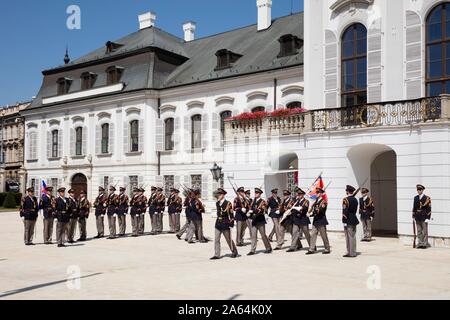 Cambio della guardia di fronte al palazzo presidenziale, Palais Grassalkovich, Bratislava, Slovacchia Foto Stock