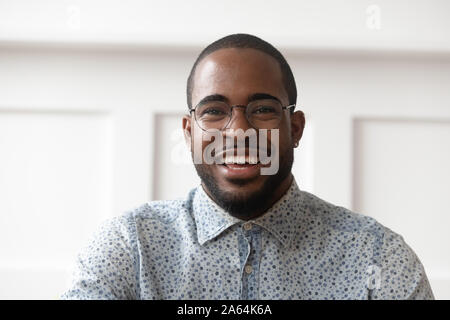 Ritratto di sorridere uomo nero guardando la fotocamera Foto Stock