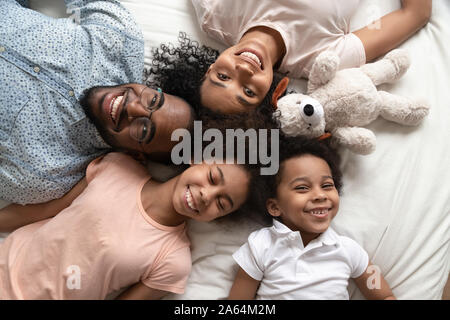 Vista superiore ritratto di felice famiglia nera con i bambini Foto Stock