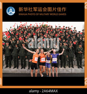 Wuhan, la Cina della provincia di Hubei. 23 Ott, 2019. XINHUA FOTO DEI GIOCHI MONDIALI MILITARI RILASCIATO IL OTT. 24, 2019. Gli atleti posano per una foto con i soldati a sorge dopo il cross country di donne individuale di pentathlon militare alla settima CISM Giochi Mondiali Militari a Wuhan, capitale della Cina centrale della provincia di Hubei, Ottobre 23, 2019. Credito: Wang Jianwei/Xinhua/Alamy Live News Foto Stock