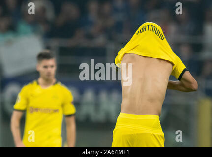 Mailand, Italia. 23 Ott, 2019. Calcio: Champions League, Inter Milan - Borussia Dortmund, fase di gruppo, Gruppo F, Giornata 3: Dortmund Jadon Sancho si toglie la maglia dopo il fischio finale. Credito: Bernd Thissen/dpa/Alamy Live News Foto Stock