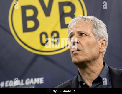 Mailand, Italia. 23 Ott, 2019. Calcio: Champions League, Inter Milan - Borussia Dortmund, fase di gruppo, Gruppo F, Giornata 3: Pullman Dortmund Lucien Favre passa il logo BVB prima della partita. Credito: Bernd Thissen/dpa/Alamy Live News Foto Stock