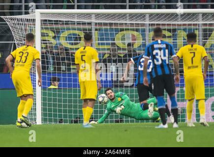 Mailand, Italia. 23 Ott, 2019. Calcio: Champions League, Inter Milan - Borussia Dortmund, fase di gruppo, Gruppo F, Giornata 3: Dortmund Portiere romano detiene Bürki Martínez il calcio di rigore. Credito: Bernd Thissen/dpa/Alamy Live News Foto Stock