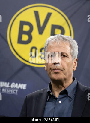 Mailand, Italia. 23 Ott, 2019. Calcio: Champions League, Inter Milan - Borussia Dortmund, fase di gruppo, Gruppo F, Giornata 3: Pullman Dortmund Lucien Favre passa il logo BVB prima della partita. Credito: Bernd Thissen/dpa/Alamy Live News Foto Stock