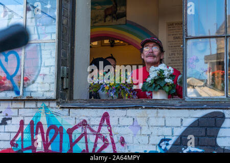 Autentica gli uomini vecchi hippie di Freetown Christiania, autonomi anarchici nel quartiere la capitale della Danimarca. A Copenaghen la coloratissima hippie haven. Felice hi Foto Stock