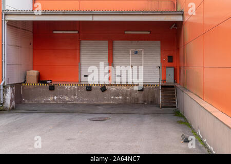 Storage porta per lo scarico del carico può essere usata come background industriale. Portelli di carico a magazzino o negozio di baia di carico Foto Stock