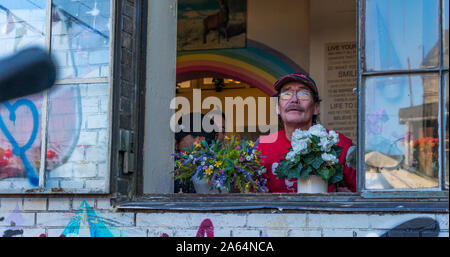 Autentica gli uomini vecchi hippie di Freetown Christiania, autonomi anarchici nel quartiere la capitale della Danimarca. A Copenaghen la coloratissima hippie haven. Felice hi Foto Stock