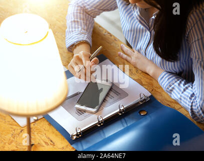 Ragazza guardando al suo telefono cellulare Foto Stock