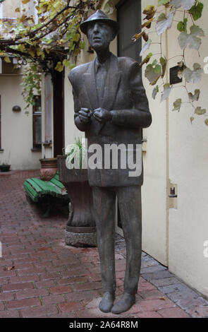 Vilnius, Lituania. 07 ott 2019. La statua di bronzo del cantante canadese e canzone poeta Leonard Cohen (1934-2016) e si trova in un cortile. La presentazione di tre anni dopo la sua morte è destinato a commemorare l'artista di origini lituane. La statua, creato da uno scultore lituano, fu eretta su iniziativa privata - che verrà presto dato un posto permanente in uno spazio pubblico. (A dpa " News dalla scena') Credito: Alexander Welscher/dpa/Alamy Live News Foto Stock