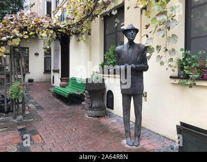 Vilnius, Lituania. 07 ott 2019. La statua di bronzo del cantante canadese e canzone poeta Leonard Cohen (1934-2016) e si trova in un cortile. La presentazione di tre anni dopo la sua morte è destinato a commemorare l'artista di origini lituane. La statua, creato da uno scultore lituano, fu eretta su iniziativa privata - che verrà presto dato un posto permanente in uno spazio pubblico. Credito: Alexander Welscher/dpa/Alamy Live News Foto Stock