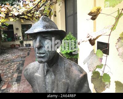 Vilnius, Lituania. 07 ott 2019. La statua di bronzo del cantante canadese e canzone poeta Leonard Cohen (1934-2016) e si trova in un cortile. La presentazione di tre anni dopo la sua morte è destinato a commemorare l'artista di origini lituane. La statua, creato da uno scultore lituano, fu eretta su iniziativa privata - che verrà presto dato un posto permanente in uno spazio pubblico. Credito: Alexander Welscher/dpa/Alamy Live News Foto Stock