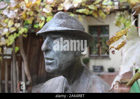 Vilnius, Lituania. 07 ott 2019. La statua di bronzo del cantante canadese e canzone poeta Leonard Cohen (1934-2016) e si trova in un cortile. La presentazione di tre anni dopo la sua morte è destinato a commemorare l'artista di origini lituane. La statua, creato da uno scultore lituano, fu eretta su iniziativa privata - che verrà presto dato un posto permanente in uno spazio pubblico. Credito: Alexander Welscher/dpa/Alamy Live News Foto Stock