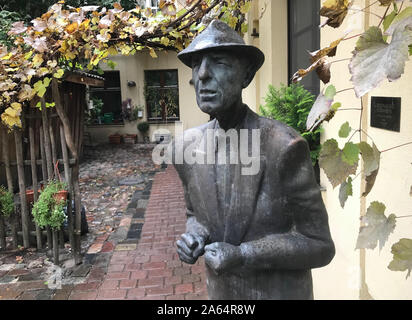 Vilnius, Lituania. 07 ott 2019. La statua di bronzo del cantante canadese e canzone poeta Leonard Cohen (1934-2016) sorge nel cortile di un ristorante. La presentazione di tre anni dopo la sua morte è destinato a commemorare l'artista di origini lituane. La statua, creato da uno scultore lituano, fu eretta su iniziativa privata - che verrà presto dato un posto permanente in uno spazio pubblico. (A dpa " News dalla scena') Credito: Alexander Welscher/dpa/Alamy Live News Foto Stock