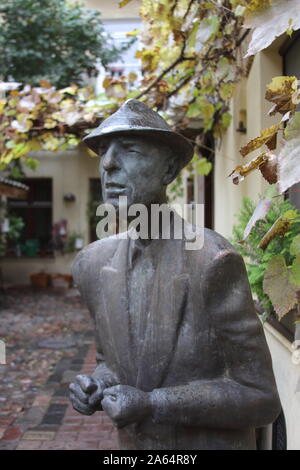 Vilnius, Lituania. 07 ott 2019. La statua di bronzo del cantante canadese e canzone poeta Leonard Cohen (1934-2016) e si trova in un cortile. La presentazione di tre anni dopo la sua morte è destinato a commemorare l'artista di origini lituane. La statua, creato da uno scultore lituano, fu eretta su iniziativa privata - che verrà presto dato un posto permanente in uno spazio pubblico. Credito: Alexander Welscher/dpa/Alamy Live News Foto Stock