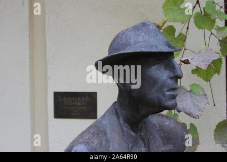 Vilnius, Lituania. 07 ott 2019. La statua di bronzo del cantante canadese e canzone poeta Leonard Cohen (1934-2016) e si trova in un cortile. La presentazione di tre anni dopo la sua morte è destinato a commemorare l'artista di origini lituane. La statua, creato da uno scultore lituano, fu eretta su iniziativa privata - che verrà presto dato un posto permanente in uno spazio pubblico. Credito: Alexander Welscher/dpa/Alamy Live News Foto Stock