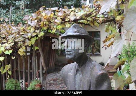 Vilnius, Lituania. 07 ott 2019. La statua di bronzo del cantante canadese e canzone poeta Leonard Cohen (1934-2016) e si trova in un cortile. La presentazione di tre anni dopo la sua morte è destinato a commemorare l'artista di origini lituane. La statua, creato da uno scultore lituano, fu eretta su iniziativa privata - che verrà presto dato un posto permanente in uno spazio pubblico. Credito: Alexander Welscher/dpa/Alamy Live News Foto Stock