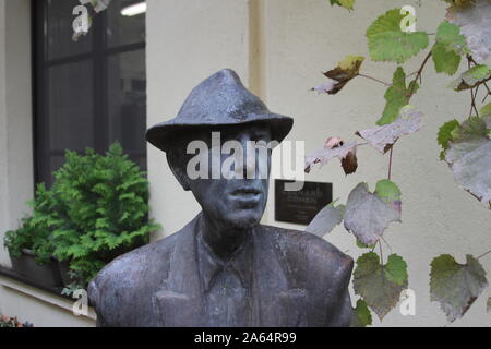 Vilnius, Lituania. 07 ott 2019. La statua di bronzo del cantante canadese e canzone poeta Leonard Cohen (1934-2016) e si trova in un cortile. La presentazione di tre anni dopo la sua morte è destinato a commemorare l'artista di origini lituane. La statua, creato da uno scultore lituano, fu eretta su iniziativa privata - che verrà presto dato un posto permanente in uno spazio pubblico. Credito: Alexander Welscher/dpa/Alamy Live News Foto Stock