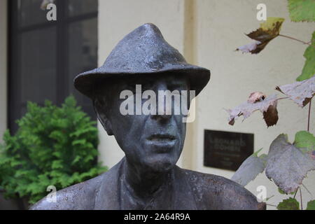 Vilnius, Lituania. 07 ott 2019. La statua di bronzo del cantante canadese e canzone poeta Leonard Cohen (1934-2016) e si trova in un cortile. La presentazione di tre anni dopo la sua morte è destinato a commemorare l'artista di origini lituane. La statua, creato da uno scultore lituano, fu eretta su iniziativa privata - che verrà presto dato un posto permanente in uno spazio pubblico. Credito: Alexander Welscher/dpa/Alamy Live News Foto Stock